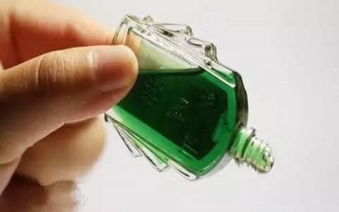 Những người hay sử dụng dầu gió nên chú ý những điều sau nếu không muốn bệnh nặng hơn